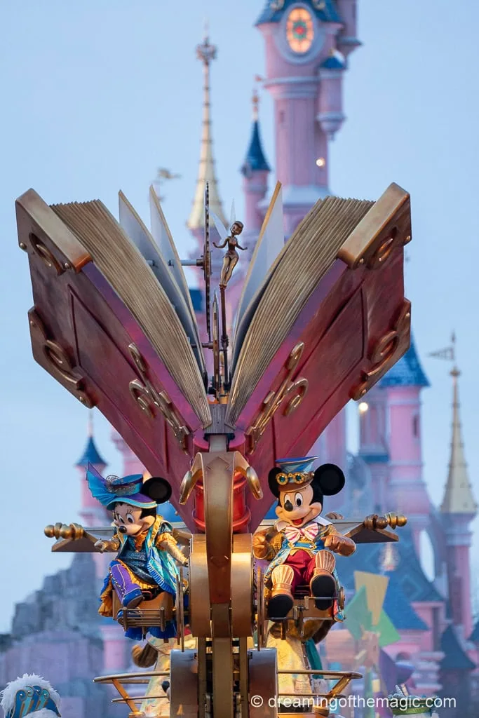 Mickey and Minnie in Stars on parade Disneyland Paris