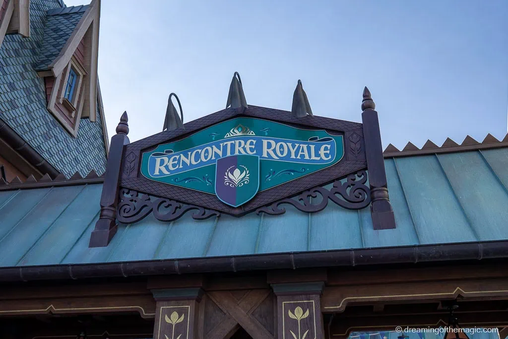 Anna and Elsa Recontre Royal in Disney Adventure World